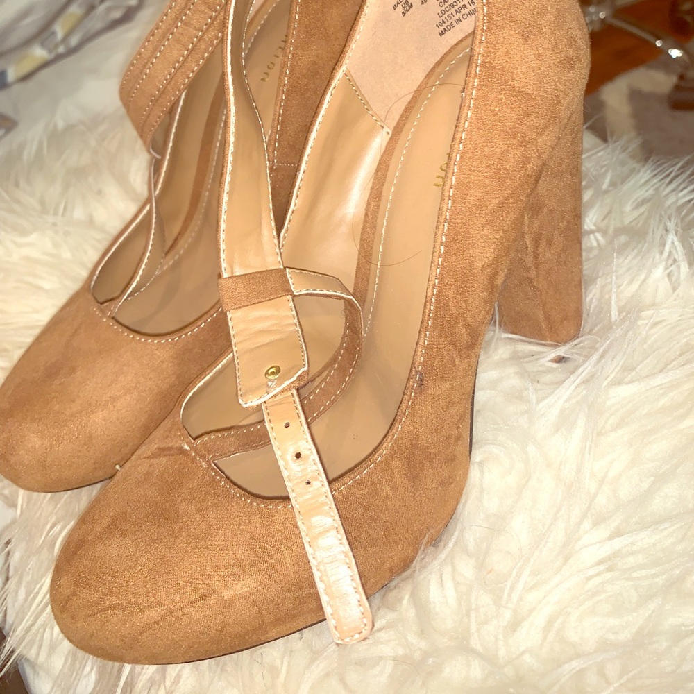 Block heel closed toe heels